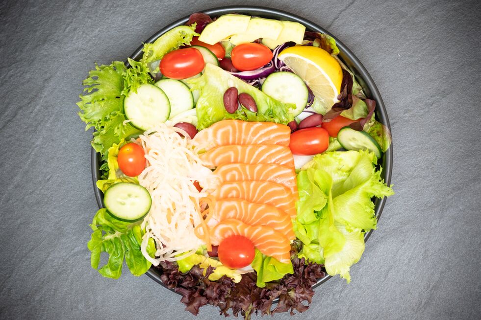 Ízletes saláta lazaccal a megfelelő táplálkozás menüjében a fogyáshoz