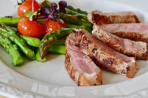 hús és zöldség a keto diétán